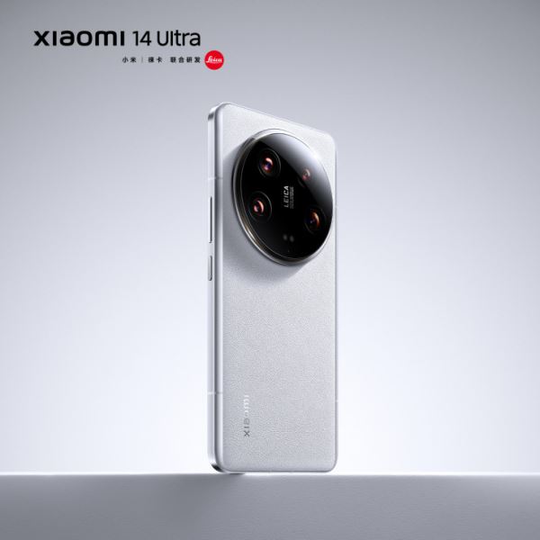 Xiaomi 14 Ultra в обеих расцветках позирует на официальных фото