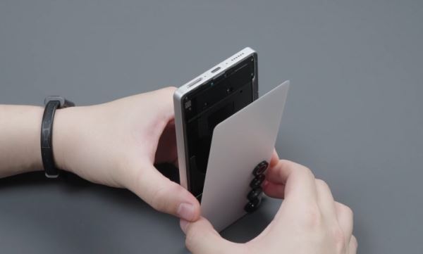Meizu 21 Pro разобрали на видео: эстетика и гигантский сканер пальца